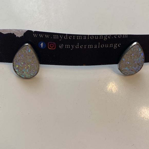 2 pairs of earrings NWT, never worn - Picture 3 of 4